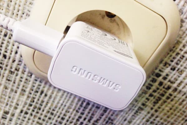 Cargador Samsung en toma de corriente