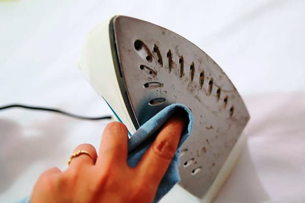 Cleaning the soleplate