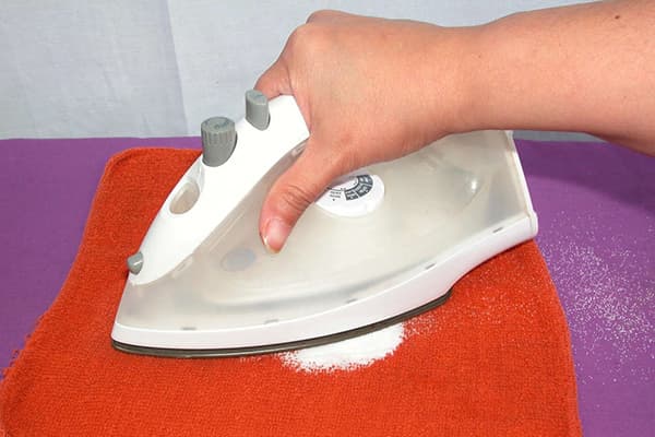 Cleaning the iron with salt