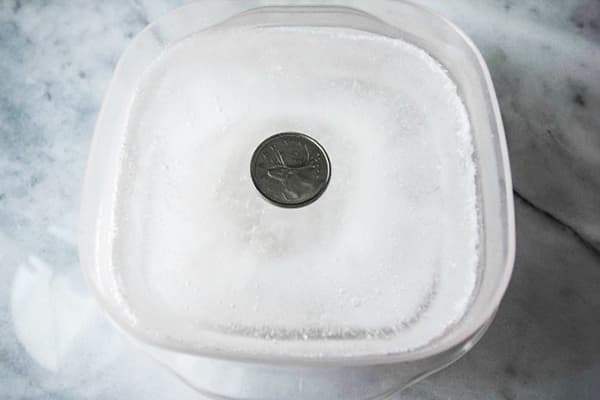 Moneta in contenitore di ghiaccio