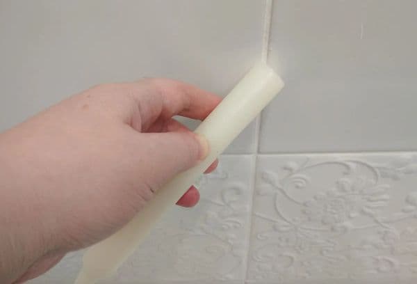 How to clean the seams between tiles from dirt and mold with a paraffin candle