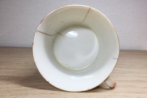 Vieille tasse en porcelaine