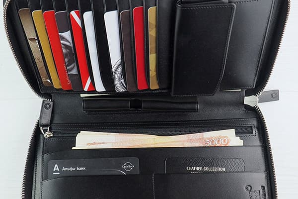 Pénz és bankkártyák a pénztárcában