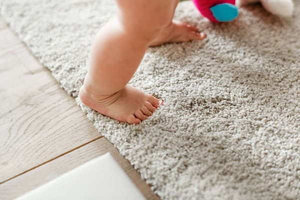 Il bambino cammina sul tappeto