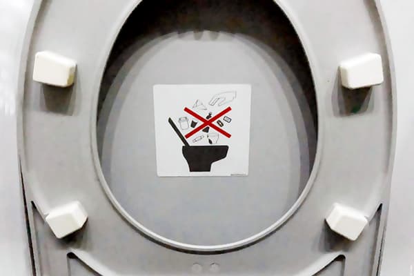 Nálepka zakazujúca hádzanie odpadkov na toaletu
