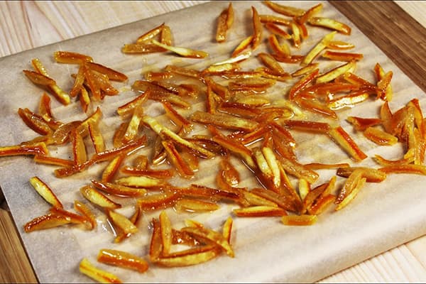 Kandierte Mandarinenschalen zubereiten
