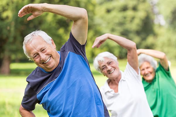 Rentner machen Übungen